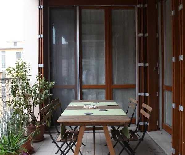 Terrace apartment close to Metro station